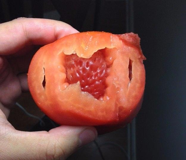 <p>İçindeki çileği öldürmeyip saklayan domates</p>
