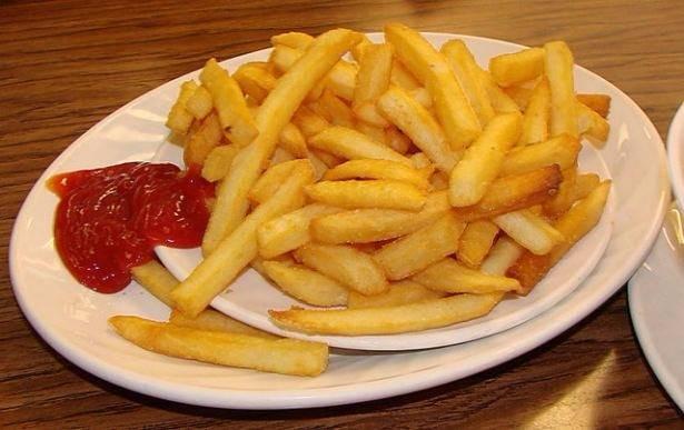 <p>11. PATATES KIZARTMASI: Patates kızartmsının içinde yüksek oranda bulunan akrilamid maddesi nedeniyle uzun süre tüketilirse damar sertliği, şişmanlık ve kansere neden olabiliyor.</p>