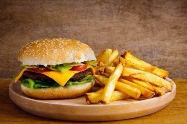 <p>12. HAMBURGER: En zararlı yağ türü olan trans yağların kullanımı nedeniyle kalp hastalıkları meydana geliyor.</p>