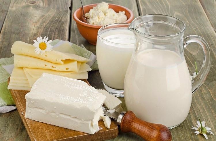 <p>Süt ve süt ürünleri çok çabuk sulandığı için dondurucuya koymamakta fayda var. Sulu bir peyniri kimse yemek istemez.</p>
