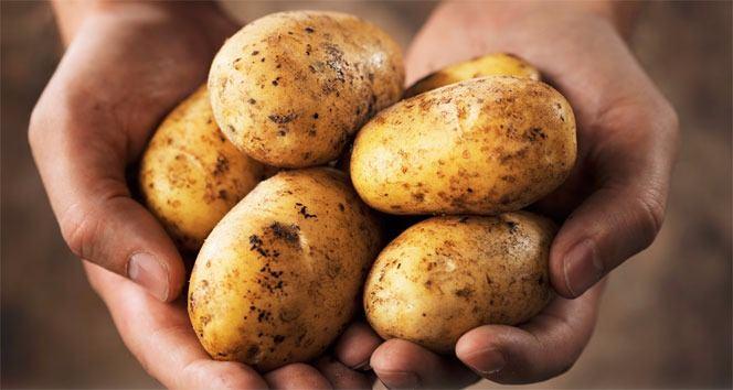 <p>Patates gibi sebzeler kuru ve serin yerlerde muhafaza edilmesi gerekir. Dondurucuya koyulan patatesler siyahlaşır.</p>
