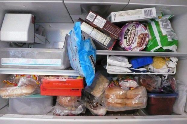 <p>Pratik yemek hazırlayan kişilerin kurtarıcısı olan dondurucularda her yiyeceği saklamak doğru değil. Sağlığımızı korumak için dondurucuya hangi yiyecekleri koyacağımızı bilmemiz gerekir.</p>

<p><strong>İşte dondurucuya koymamamız gereken yiyecekler...</strong></p>
