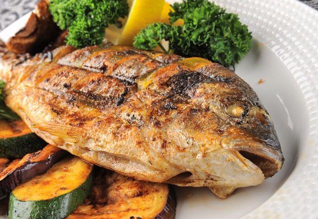 <p><strong>Balık, ceviz ve kurubaklagil mucizesi</strong></p>
<p>Mutlu olmamızı sağlayan seratonini üretebilmek için beynin aminoaside ihtiyacı vardır.<strong> Somon, ton balığı, sardalye balıkları, yumurta, kuzu ve sığır </strong>aminoasid yönünden zengin besinlerdir. </p>