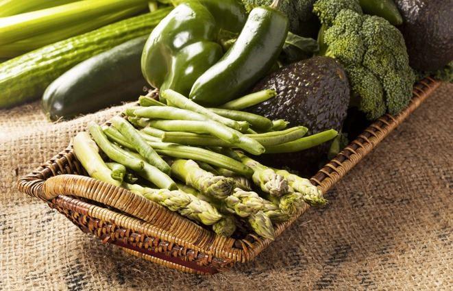 <p><strong>Yeşil yapraklı sebzeler, domates, turunçgiller, kivi</strong> gibi besinlerin tüketimi artırılarak<strong> C vitamini </strong>takviyesi sağlanabilir.</p>
