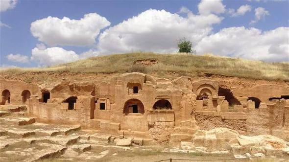 <p>Mardin’e 30 kilometre uzaklıkta bulunan Dara Mahallesi’nde yer alan ve tarihte Yukarı Mezopotamyanın en önemli yerleşim yerlerinden Dara Antik Kentinde, 7 yıl önce ortaya çıkarılan ve Roma Dönemi’nde, ’Yeniden Diriliş’ törenlerinin yapıldığı, binlerce kişinin bir arada olduğu 1400 yıllık galeri mezarlık ilk defa ziyarete açıldı. </p>

