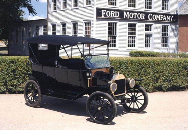 <p><strong>Ford Model T</strong></p>
<p>Ford efsanesinin oluşmasını sağlayan otomobil hangisi denildiğinde cevap kesinlikle "Model T"'dir. Bu otomobil, ilk üretildiği 1908'den 1930'lara kadar 16.5 milyonun üzerinde satarak o zamanın şartlarına göre inanılmaz bir başarıya imza attı. Model T, 1972'de VW efsanesi Beetle rekoru elinden alana kadar tarihin en çok satan otomobiliydi.</p>