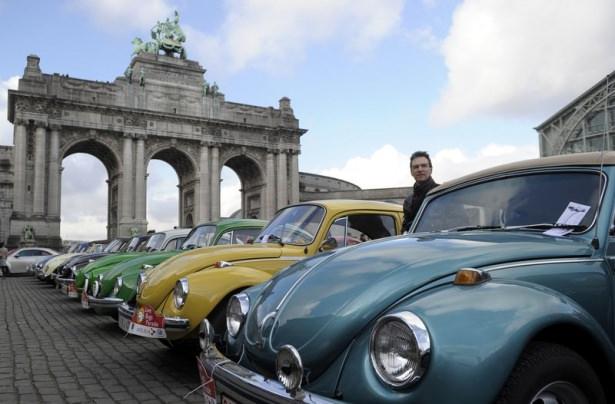 <p><strong>Volkswagen Beetle</strong></p>
<p>Her ne kadar Adolf Hitler'in emriyle 1938 yılında üretimine başlansa da Volkswagen Beetle, yıllar boyunca savaş karşıtı çiçek çocuklar ve hippilerle özdeşleşen bir otomobil oldu. 2003'e kadar üretilen orjinal versiyonu 21 milyondan fazla sattı. 1997 - 2011 yılında Yeni Beetle olarak üretilen A5 modeli 2012'de yeniden tasarlanıp piyasaya sürüldü. (fotoğraftaki) Beetle'nin satış rakamı Yeni Beetle ile 23 milyonu aştı. </p>