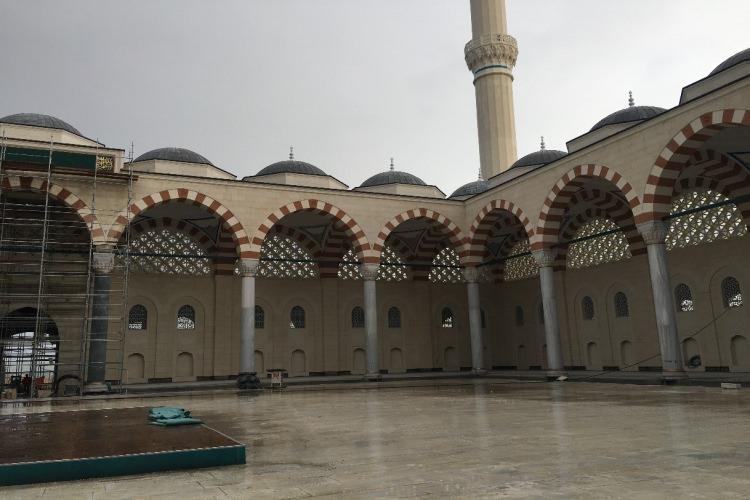 <p>Çamlıca Cami'nin kemerleri</p>
