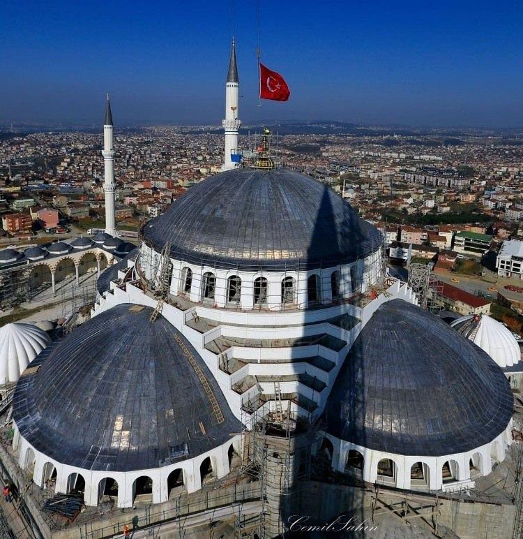 <p>Külliye inşaatı, yol çalışması, metro çalışması, televizyon vericilerin yeniden yapılan vericiye taşınması, çevre düzenlenmesi. Sayın cumhurbaşkanımız Recep Tayyip Erdoğan’ın çok özel özelliklerinden bir tanesi bitmemiş eseri açmıyor. </p>
