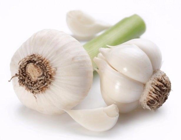 <p><strong>9. Soğan, Sarımsak</strong><br />
<br />
Soğan ve sarımsağın içeriğinde bulunan di allil di sülfür bileşiği mide, pankreas, özefagus ve kolon kanserine karşı koruyucu etki gösteriyor. Çalışmalar sarımsak tüketiminin prostat kanseri riskini yüzde 50 azalttığını gösteriyor. Günde 1 küçük boy soğan veya en az 2-3 diş sarımsak tüketmeyi alışkanlık haline getirin.</p>

