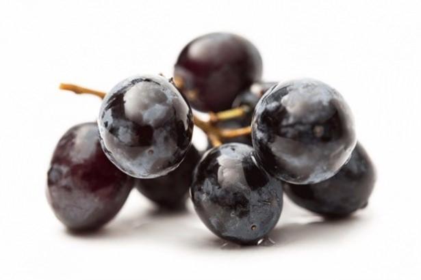 <p><strong>3. Çekirdekli siyah üzüm</strong><br />
<br />
Siyah üzüm çekirdeğinde bulunan resveratrol güçlü bir antioksidan. Çalışmalar; özellikle kan kanseri, akciğer, prostat, kolon ve pankreas gibi türlerde kanserli hücreleri öldürücü etki gösterdiğini ortaya koyuyor. Taze siyah üzümü çekirdekleriyle günde 1 salkım veya çekirdekli kuru üzümü 1 avuç tüketmenizde fayda var.</p>