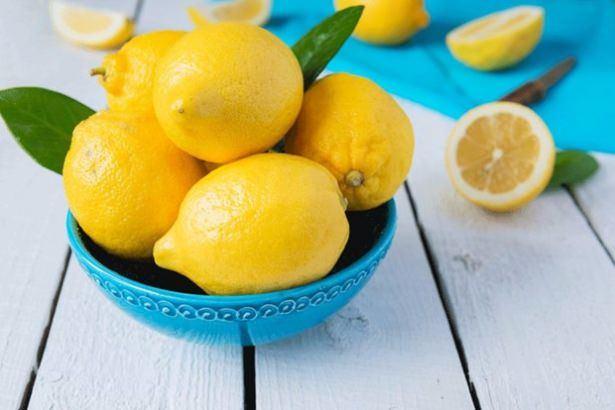 <p><strong>5. Portakal, mandalina, greyfurt, limon</strong><br />
<br />
Turunçgillerin içeriğinde bulunan limonoidler, C vitamini ve lif sayesinde akciğer, cilt, meme, karaciğer, kolon ve mide kanserlerine karşı koruyucu etki gösteriyor. Portakal ve mandalina gibi turunçgilleri ara öğünlerde tüketebilir veya salatalarınıza hem portakal hem de limon ilave ederek kanser önleyici sağlıklı lezzetler elde edebilirsiniz.</p>
