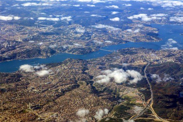 <p>Asya ve Avrupa kıtalarını birbirinden ayıran, eşsiz güzellikteki İstanbul Boğazı'ndaki, Boğaziçi, Fatih Sultan Mehmet ve yapımı devam eden Yavuz Sultan Selim köprüleri havadan görüntülendi.</p>