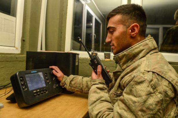 <p>İran sınırındaki 3 bin 55 rakımlı tepede vatan savunması görevini yürüten Mehmetçik, terör ve kaçakçılıkla etkili bir şekilde mücadele veriyor.</p>