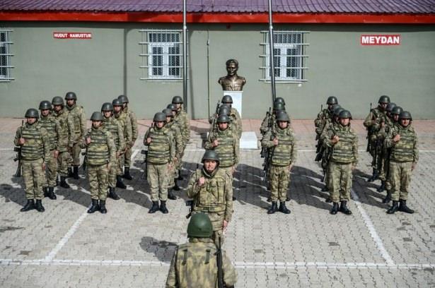 <p>Mehmetçiklerden Bursalı Selçuk Alkan da 9 aydır Meydan Hudut Karakolu'nda görev yaptığını belirterek, "Komutanlarımız silah arkadaşlarımızla bir aile ortamında gibiyiz. Burada hududun verdiği ciddiyeti önemi çok iyi benimseyip yaptığımız işin ne kadar ciddi olduğunu biliyoruz ve bunun bilincindeyiz. Burada ne kadar zorlu şartlarda görev yapıp zorluk çeksek de bunun çok güzel taraflarını da gördük. Burada kardeşliği, el ele verip neler başarabileceğimizi öğrendim. Buradan Türkiye'ye sesleniyorum; sizin içiniz rahat olsun, biz burada 7 gün 24 saat sınırı izliyoruz" dedi.<br />
</p>