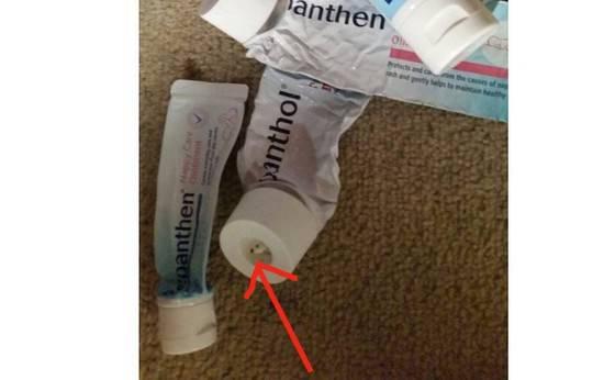 <p>Gördüğünüz küçük sivri şey, kullanacağınız kutu ya da şişenin koruyucu tabakasını delip sizin işinizi kolaylaştıracaktır.</p>

<ul>
</ul>
