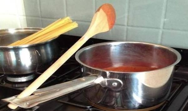 <p>Bariz olan işlevi, tencerenizi asabilmenizi sağlamak. Bir diğeri kaşığınızı yemek yaparken buraya koyabilmeniz.</p>

<ul>
</ul>
