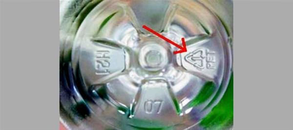 <p>3 rakamı PVC polivinil klorid içermektedir. Streç folyo, dış mekanda kullanılan eşyalar, plastik pipo, zemin malzemesi, duş perdeleri, şeffaf ve kabartmalı plastik ambalajlarda kullanılır, zararlıdır.<br />
 </p>
