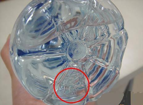 <p>7 ise diğer ürünleri işaret etmektedir. Bunlar birden altıya kadar kullanılan plastiklerin dışında kalanlardır. Yemek saklama kapları ve bazı pet şişelerde bulunur, kullanılması oldukça zararlıdır.<br />
 </p>
