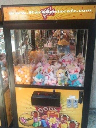 <p>O küçük hediyeye mani olan kıskaç makineleri aslında tamamen kandırmacaymış. İşte makinenin içerisindeki düzeneğin sırrı...<br />
 </p>
