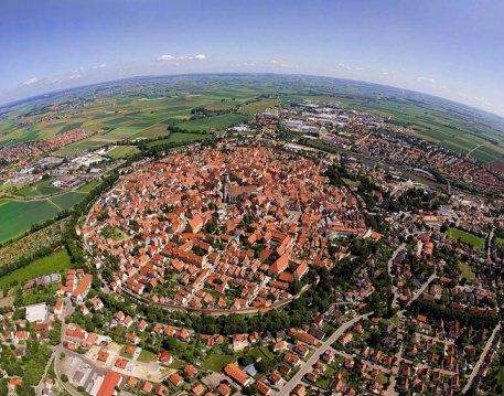 <p>14 milyon yıllık bir meteor çarpması sonucu oluşan kraterin içine kurulan bir Bavyera kasabası. (Nördlingen - Almanya)</p>

<p> </p>
