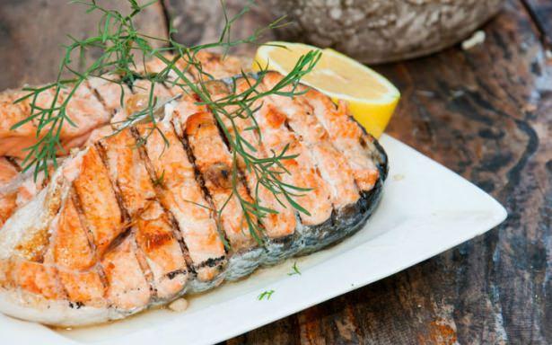 <p>Balıkların hepsi etkilidir ama: Somon balığı</p>

<p>Somon ve ton balığı gibi omega 3 bakımından zengin olan balıklarının unutkanlığa iyi geldiği bilinmektedir. Aynı zamanda güçlü de bir protein kaynağı olan bu balıklar insan vücudunun genel sağlığının korunmasına da katkıda bulunur. Unutkanlığın önüne geçmek istiyorsanız masanızdan balıkları eksik etmemeniz gerekiyor.</p>
