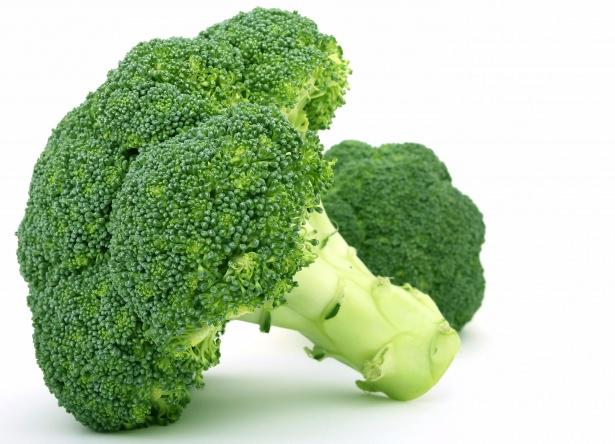 <p>Brokoli, ayrıca C vitamini, betakaroten, glutatyon ve lutein gibi antioksidanlarla da tıka basa doludur</p>
