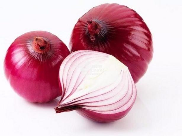 <p><strong>Soğan:</strong> Özellikle kırmızı soğan güçlü bir sağlık koruyucusudur.</p>
