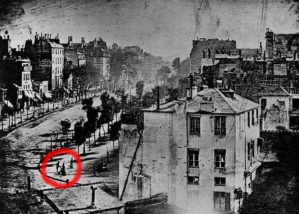 <p>Sol alt köşede görülen insan, fotoğrafı çekilen ilk insandır. Tarihe geçen adamın muhtemelen bundan hiçbir zaman haberi olmadı.<br />
</p>