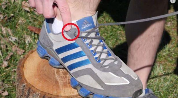 <p>Spor ayakkabınızın en üstünde neden fazladan bağcık deliği olduğunu merak ettiniz mi?</p>

