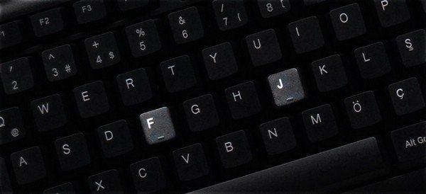<p>Hergün kullandığımız klavyelerdeki F ve J harflerine dikkat ettiniz mi? Tuşların üzerinde küçük kabarık bir çizgi vardır. Hatta dokunmatik olmayan telefonların 5 tuşunda da aynı çizgi bulunur.</p>