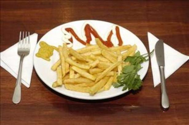 <p>9. PATATES KIZARTMASI: Patates kızartmsının içinde yüksek oranda bulunan akrilamid maddesi nedeniyle uzun süre tüketilirse damar sertliği, şişmanlık ve kansere neden olabiliyor.</p>
