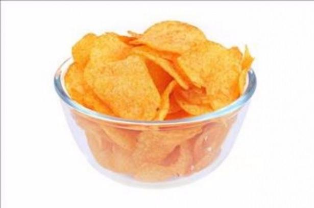 <p>13. CİPS: Cips yemek yağ içmekten farksız diyen uzmanlar, kanserden obeziteye, diyabetten alzheimere kadar birçok hastalığa neden olduğunu vurguluyor.</p>