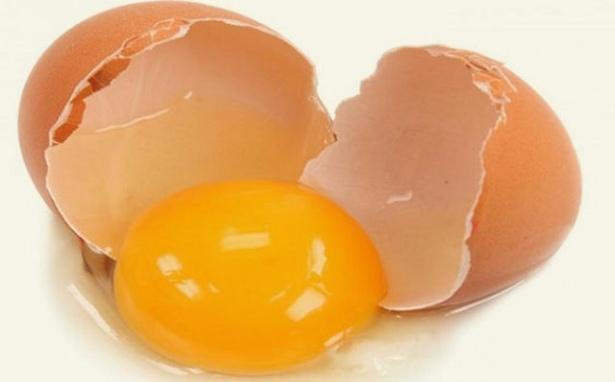 <p>26. ÇİĞ YUMURTA: İçinde bulunabilecek zararlı salmonella mikrobu nedeniyle hastalıklara yol açıyor.</p>