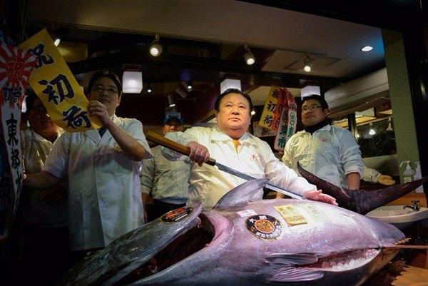 <p>Büyük suşi restoranı zincirini işleten Kiyomura Co'nun başkanı Kiyoshi Kimura, suşi restoranının amiral gemisinde<strong> 74 milyon yen (631.000 ABD Doları)</strong> fiyatına satılan <strong>212 kilogramlık</strong> bir Bluefin ton balığı ile bu şekilde poz verdi. </p>
