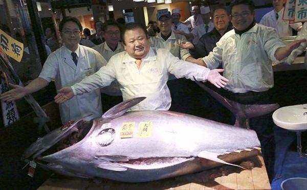 <p>Bir servet değerinde satılan balık ile poz veren Kiyoshi Kimura, tüm dünyanın ilgisini çekti.</p>
