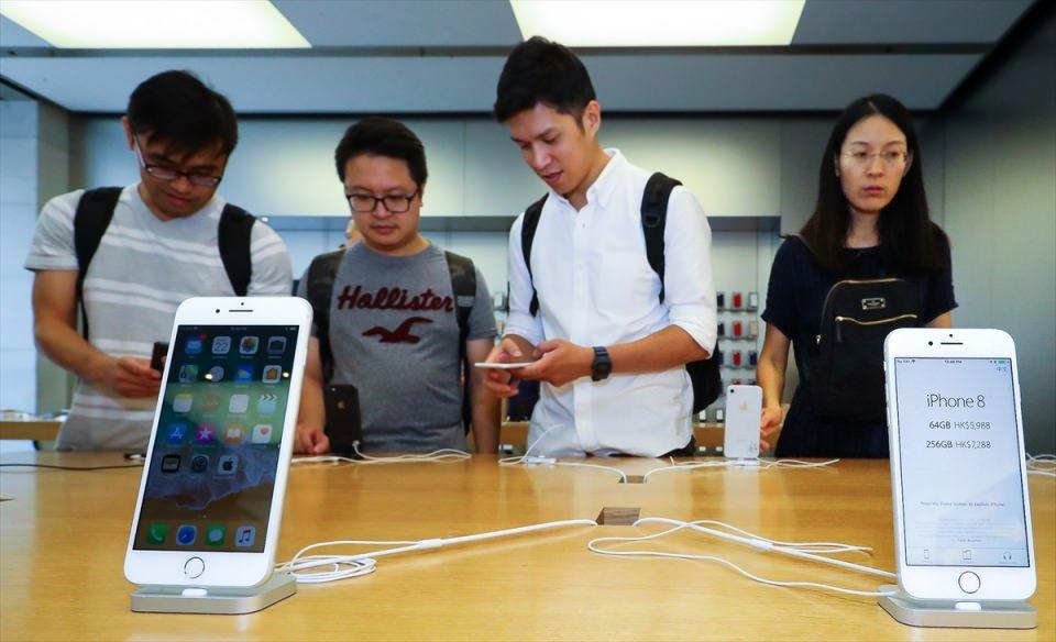 <p>Hong Kong'da Apple markasının yeni telefon modelleri iPhone 8 ve iPhone 8 plus satışları başladı.</p>
