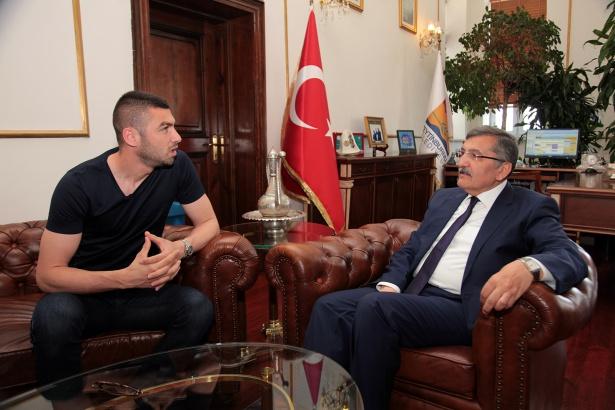 <p>Galatasaray’ın ve Milli Takım’ın gölcü futbolcusu Burak Yılmaz, Zeytinburnu Belediye Başkanı Murat Aydın’ı makamında ziyaret ederek, yeniden belediye başkanlığına seçilmesi dolayısıyla tebrik etti.</p>
