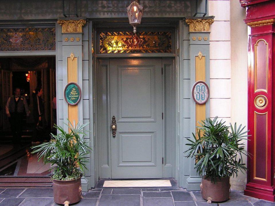 <p><strong>Club 33 / New Orleans </strong></p>

<p>Club 33 isimli bu mekan gizliliğine yakışır şekilde kapısında sadece bir numara ile gösteriliyor. Bu kulübe üye olmak istiyorsanız eğer 10 bin dolar ile 30 bin dolar arasında bir ücret ödemeniz gerekiyor.</p>
