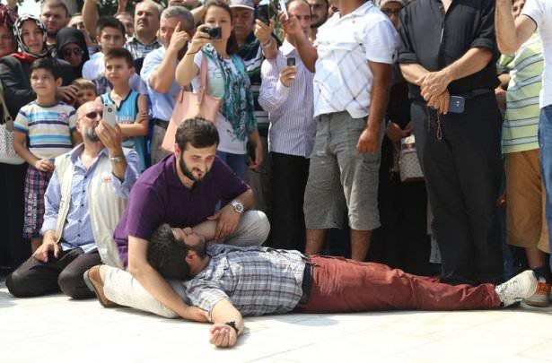 <p>Etkinlikte ayrıca çoğunluğu tiyatroculardan oluşan bir grup tarafından saldırıya uğrayan Gazze'deki bir sokak canlandırıldı.</p>
