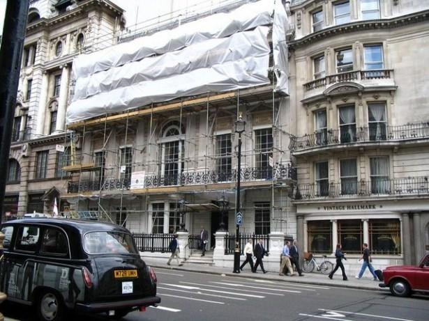 <p>White's Gentlemen's Club<br />
Londra'nın en eski ve özel kulübü, 18. yüzyılda popüler hale gelmiş bu kulübün üyeleri zengin ünlü ve soylu insanlar. Sıradan insanların bu kulübe girmesi yasak.</p>