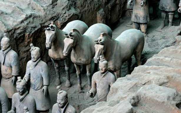 <p><strong>Çin Halk Cumhuriyeti’ndeki in Shi Huang Türbesi</strong></p>

<p>1974’te Çin Halk Cumhuriyeti’nin Shaanxi eyaletine bağlı Xi’an yakınlarında bir çiftçi tarafından bulunan, her birinin yüz ifadesi farklı olan ve büyük bir gizem taşıyan binlerce adet toprak askerin bulunduğu bu mekana girişler ve araştırmalar Çin Halk Cumhuriyeti tarafından kısıtlanmıştır.</p>
