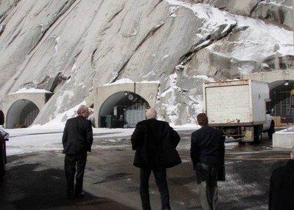 <p>Mormon Kiliselerindeki Gizli Depo<br />
<br />
Mormon Kiliselerinin merkezi Amerika’ nın Utah eyaletindedir. Yerin 600 metre altında bulunan depolarında dünyanın en büyük soyağacı kayıtları ve tarihi bilgiler korunmaktadır.</p>