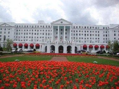 <p><strong>The Greenbrier</strong></p>
<p> </p>
<p>“Greenbrier Hotel” in altına inşaat edilmiş olan bu yerin amacı nükleer bir saldırı sırasında Amerikan kongre üyelerinin ve başkanın 30 yıl boyunca burada sığınacak olmasıdır.</p>
