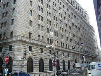 <p><strong>New York Federal Rezerv Bankası</strong></p>
<p> </p>
<p>Deniz seviyesinin 60 metre altına inşaa edilen banka Dünya altınlarının %25' ini koruyor. Ve bankanın çevresinde keskin nişancılar bulunuyor.</p>