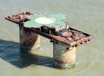 <p><strong>Roughs Tower / Havenco</strong></p>
<p>2. Dünya Savaşı sırasında Alman uçak saldırılarına karşı inşa edilmiş denizin ortasında bulunan bir kale. Ayrıca bir grup gencin ülke yasalarından sıkılıp, burada SEALAND adında bir devlet kurduğu yerdir. 2008 yılında kapatıldı.</p>