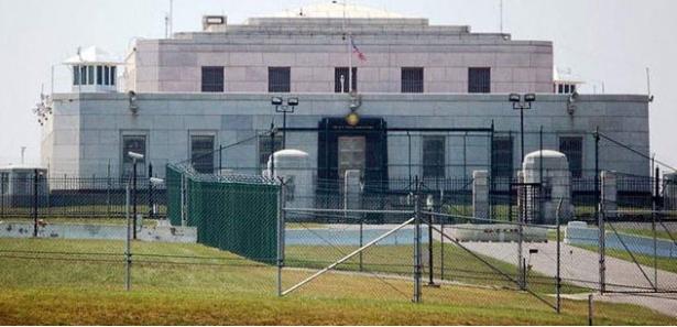 <p><strong>Fort Knox</strong></p>
<p><br />
22 ton çelik kapı ile korunan Kentucky de bulunan Fort Knox, Amerikan’ ın altın rezervlerini ve tarihi eserlerinin korunduğu yer.</p>