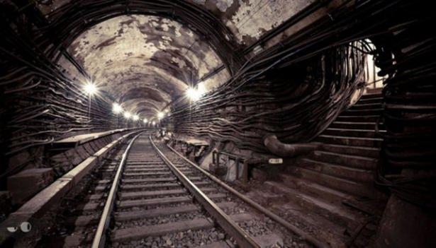 <p>Savunma Bakanlığı tarafından işletiliyor. Metro-2’nin uzunluğu halk metrosununkiyle aynı ve 50 ile 200 metre arasında bir derinliğe sahip. Metro’nu , Kremlin ve Federal Güvenlik Servisi Müdürlüğü yer altı şehriyle bağlantı olduğu söyleniyor.</p>