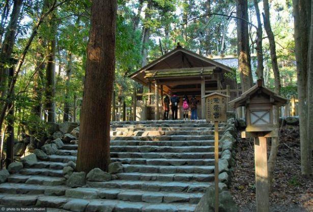 <p>Japonya'daki The Ise Grand Shrine (Büyük İsa Mabedi)</p>

<p>Japonya'daki en kutsal türbedir. Güneş tanrıçası Amaterasu'ya adanmıştır ve MÖ 4. yüzyıldan bu yana varlığını sürdürmektedir.</p>
