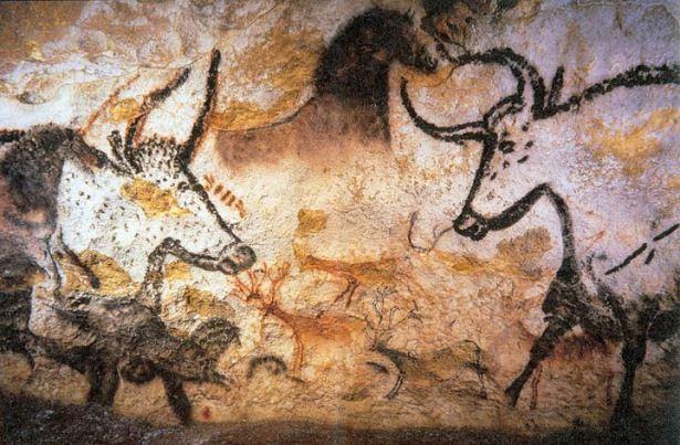 <p>Mağaralar 1963 yılından beri halka kapalı ve haftada bir kez özel güvenlik görevlisiyle beraber gezilebiliyor. 1979’da Lascaux UNESCO korumasına alındı. Bölgeye izinsiz giren herkes potansiyel yıkıcı tehdidi taşıyor.</p>
<p> </p>